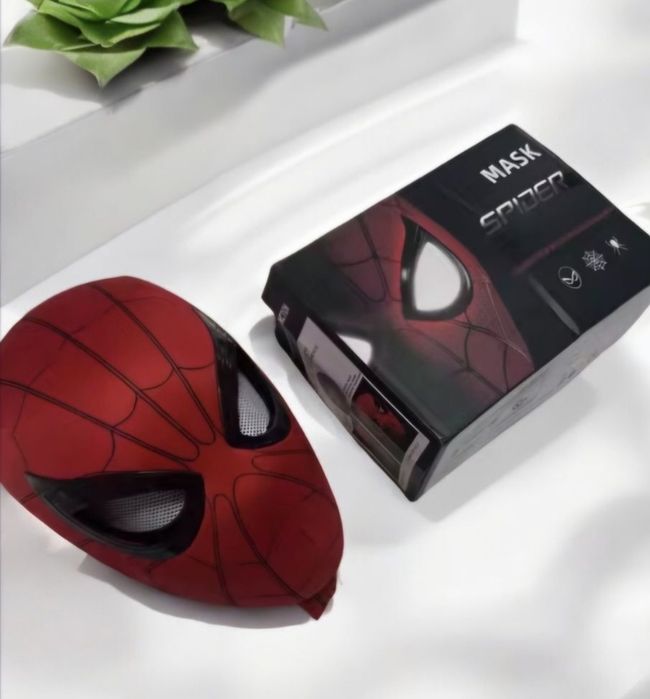 Czerwona maska spiderman ruchome oczy