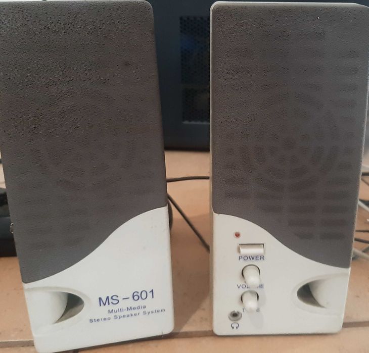 Computador de mesa LG, impressora, teclados e UPS