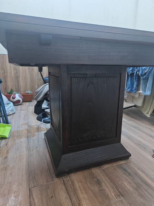 Mesa extensível em madeira de castanho trabalhada + 5 cadeiras