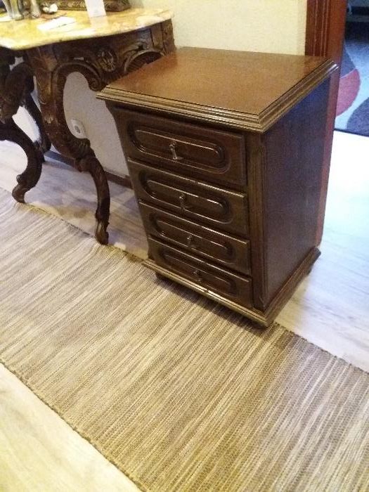 Vendo mesinha de cabeceira com 4 gaveta em madeira-ideal para restauro