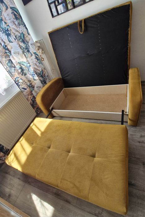 Musztardowa sofa