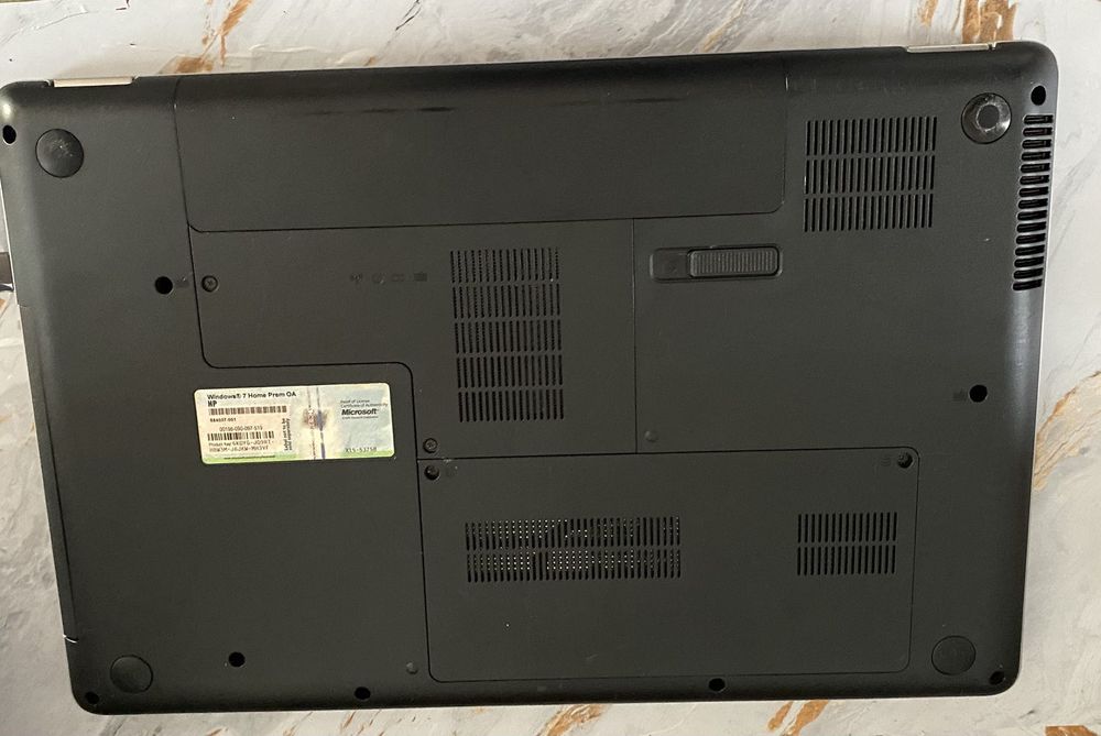 Ноутбук HP недорого, у комплекті зарядка і чохол