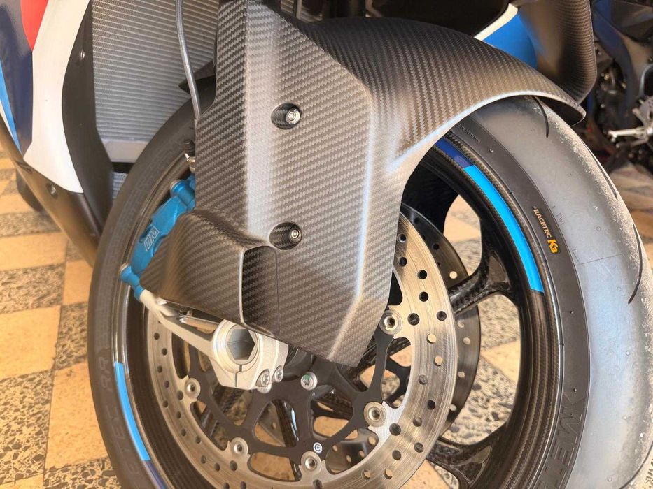 BMW M1000Rr imaculada