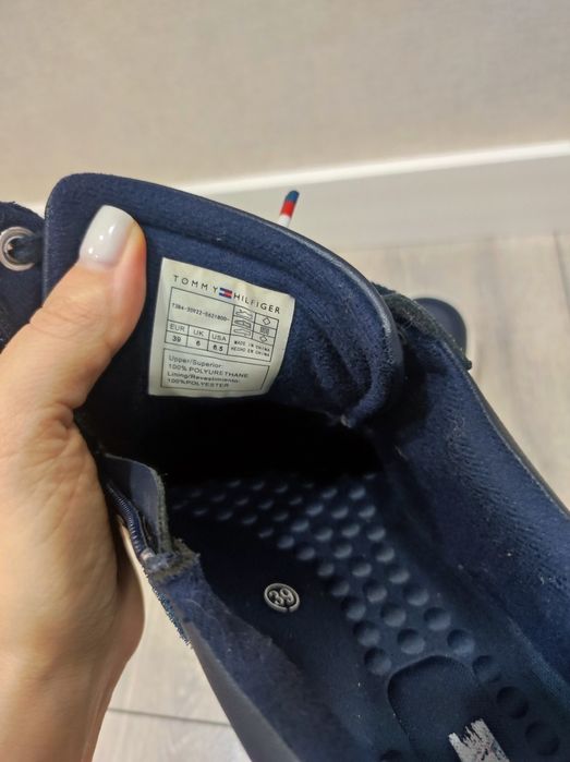 осенние кроссовки Tommy Hilfiger 39 р .