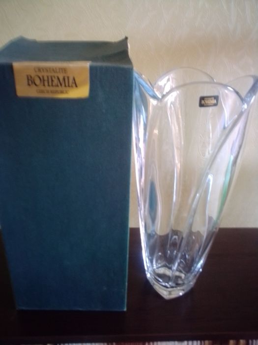 Ваза чешская "BOHEMIA" высота 355 мм устойчивая  из толстого стекла