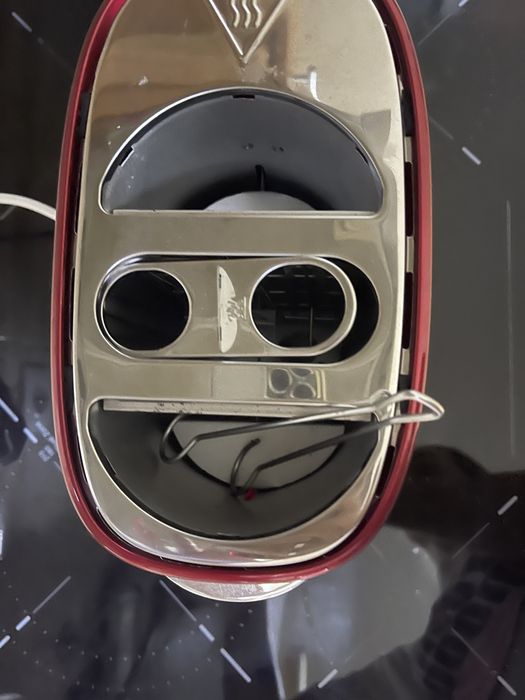 Duas maquinas de cafe dolce gusto e uma maquina de fazer cachorros