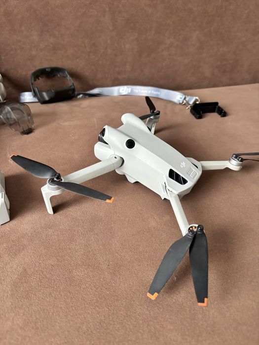 DJI mini 4 Pro. Zestaw Fly More Combo  249g.
