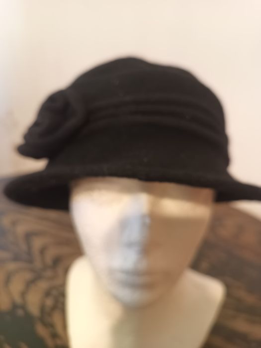 Elegancki czarny kapelusz cloche 100% wełna z kwiatem retro / vintage