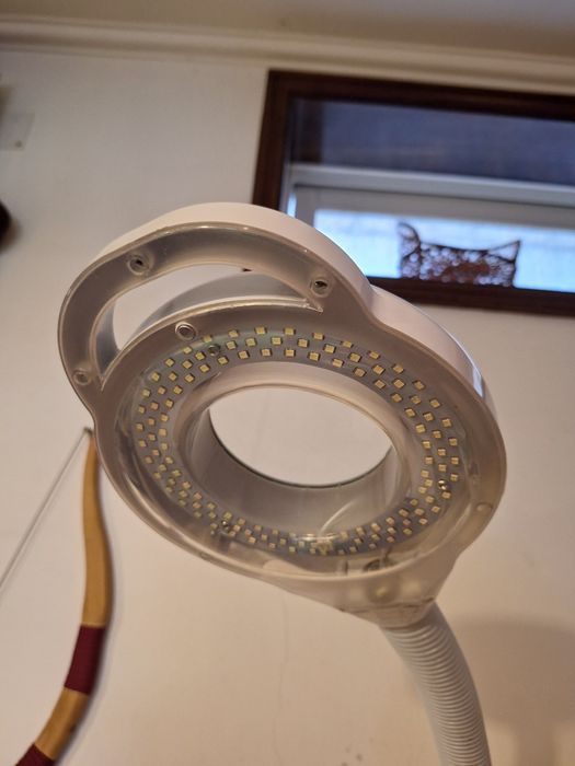 Candeeiro led com lupa
