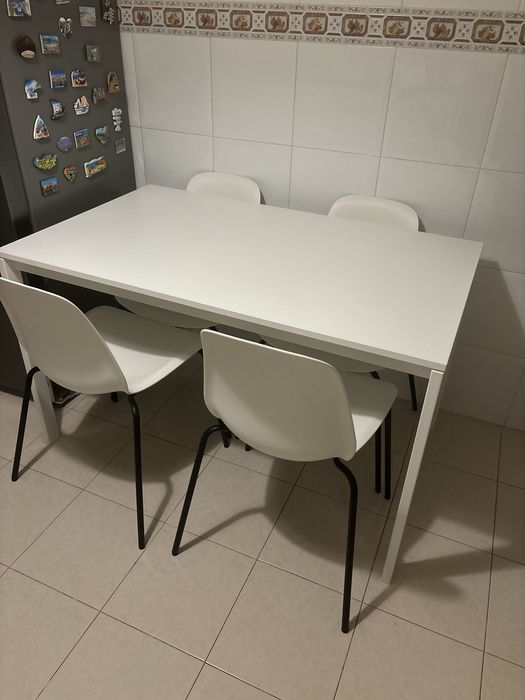 Mesa de cozinha branca