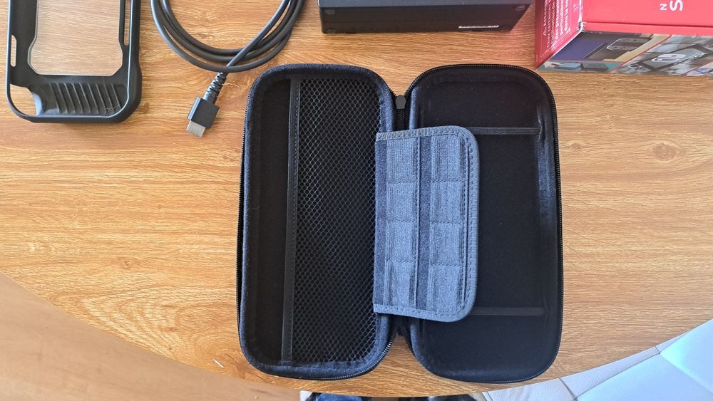 Nintendo Switch (completa com acessórios e caixa)