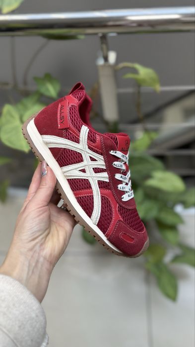 Кросівки жіночі натуральні червоного кольору