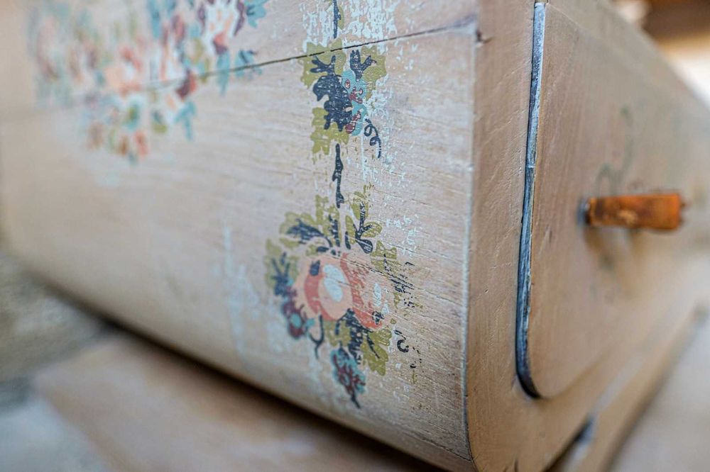 Consola Deco com pintura decorariva.