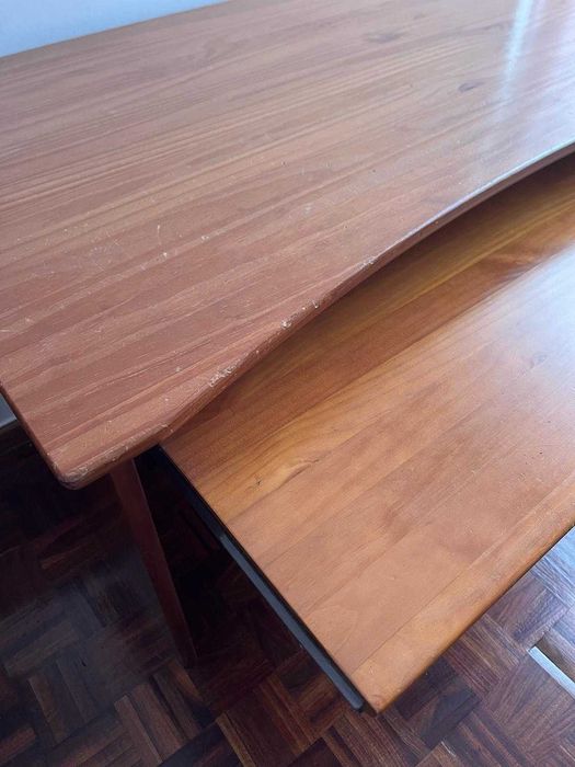 Secretária de madeira pinho mel, com prateleira deslizante