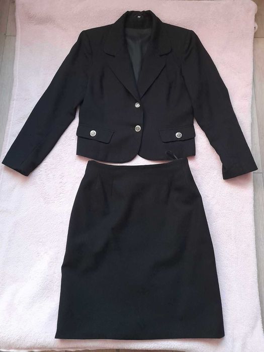 Garsonka z krótkim żakietem z wełny