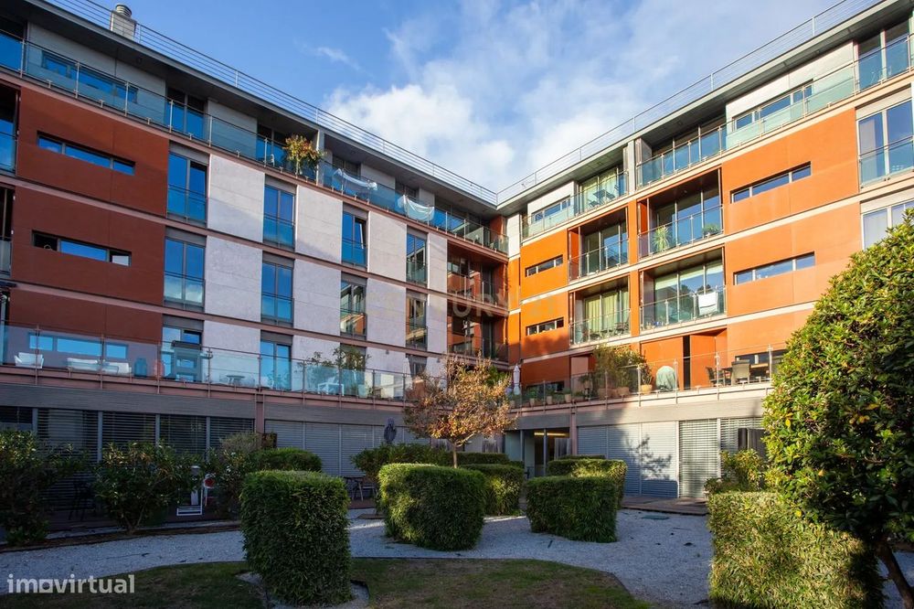 Loft T1 com jardim e garagem na Rua das Janelas Verdes