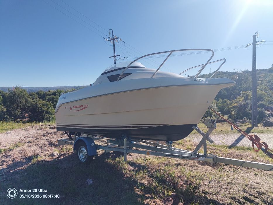 Barco cabinado Quiksilver motor Mercury injeção c/ novo c/ atrelado