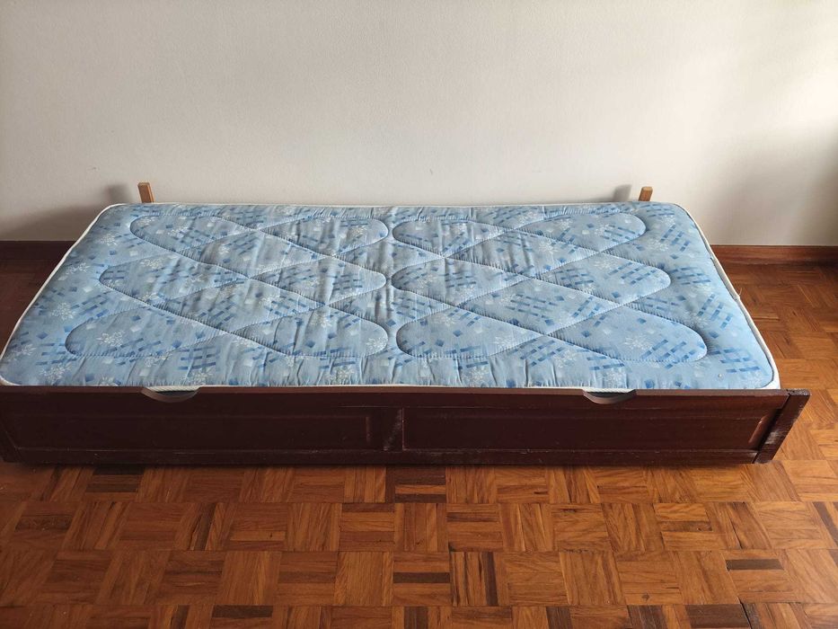 Cama de Solteiro C/ Colchão - Madeira