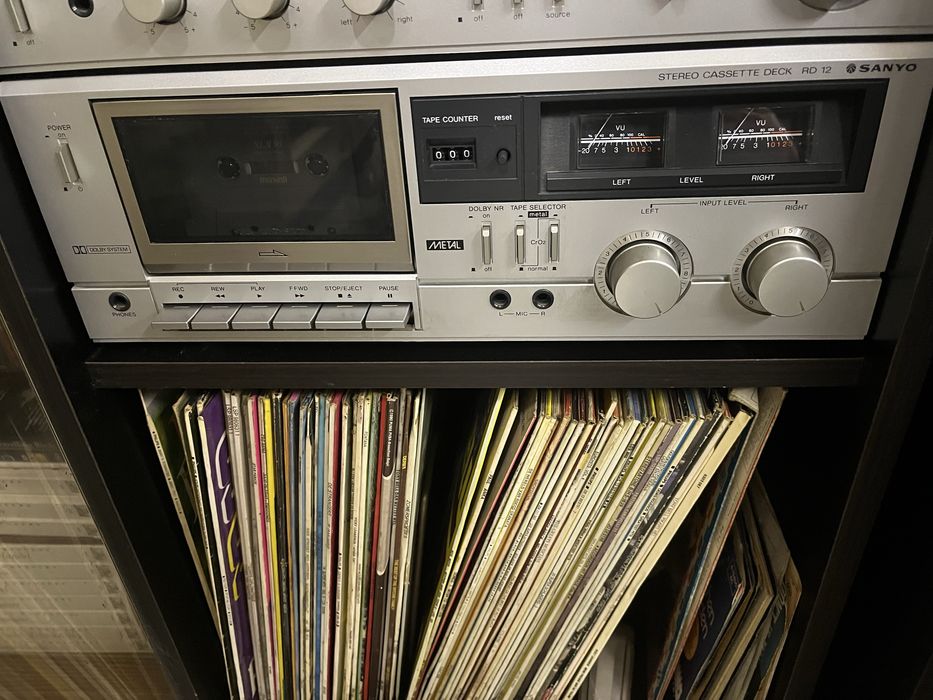 Zestaw Vintage audio marki SANYO z szafką i 70 winylami