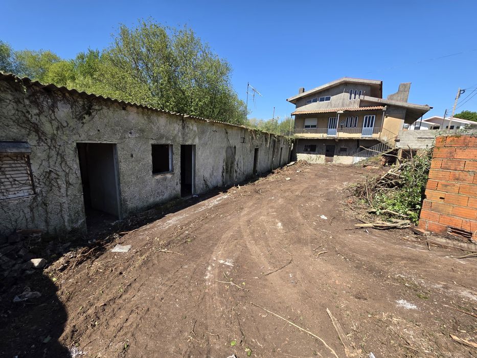 Vendo ou permuto moradia  isolada 3460m2 terreno  e anexos  com 100m2 junto a São João da Madeira
