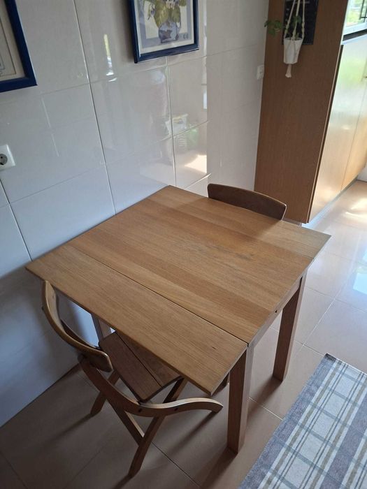 Mesa de madeira extensível + 4 cadeiras