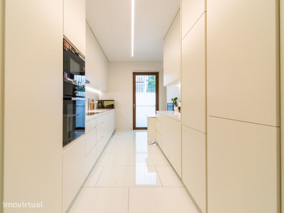 Apartamento T2 de Luxo com Jardim Privativo no Restelo, inserido em...
