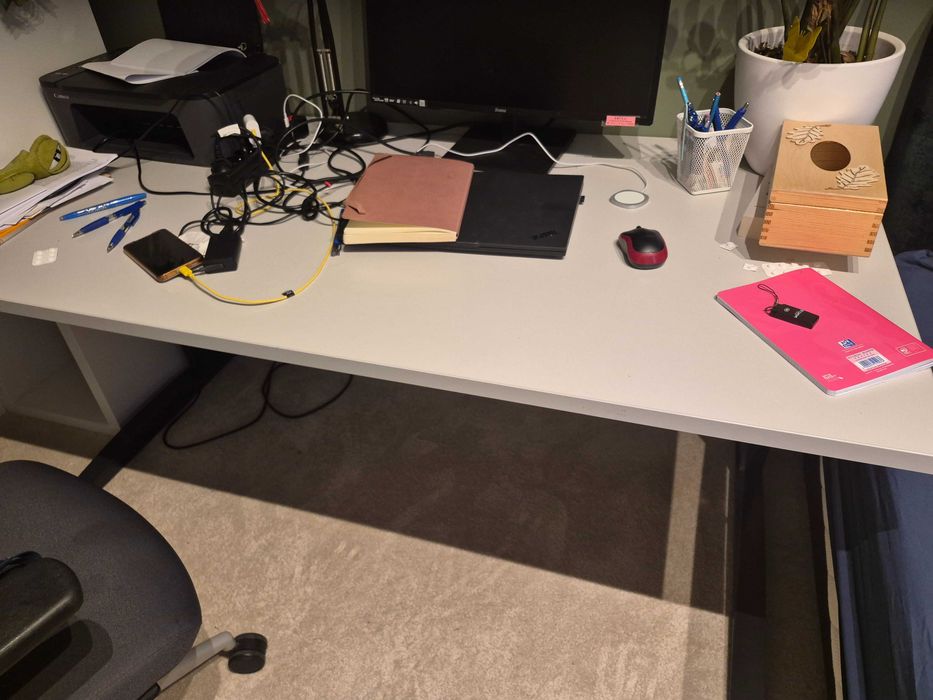 Biurko do pracy z plecami