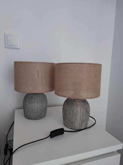 Candeeiros de mesa com base em cerâmica.