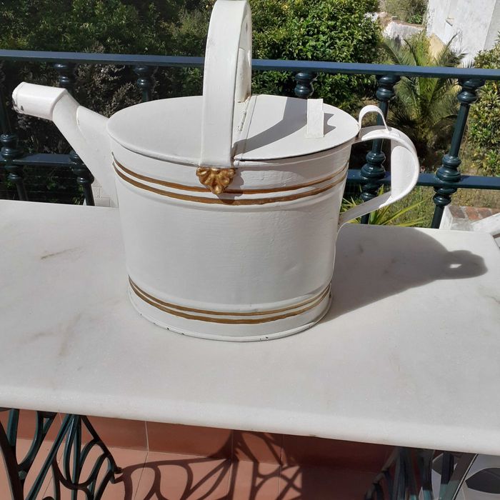 Regador antigo pintado