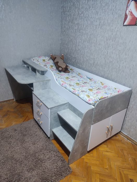 Срочно!!!Дитяче ліжко з письменним столом