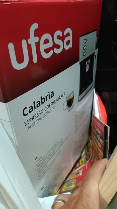 Máquina de café com manípulo e saída de vapor para galão Ufesa nova