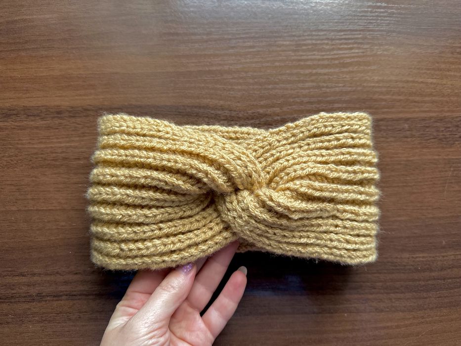 Нова вʼязана повʼязка на голову ручної роботи, чалма бежевого кольору