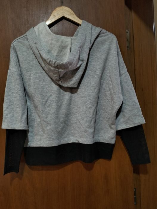 Hoodie cinzento com detalhes em preto nas

mangas. Novo sem etiqueta,