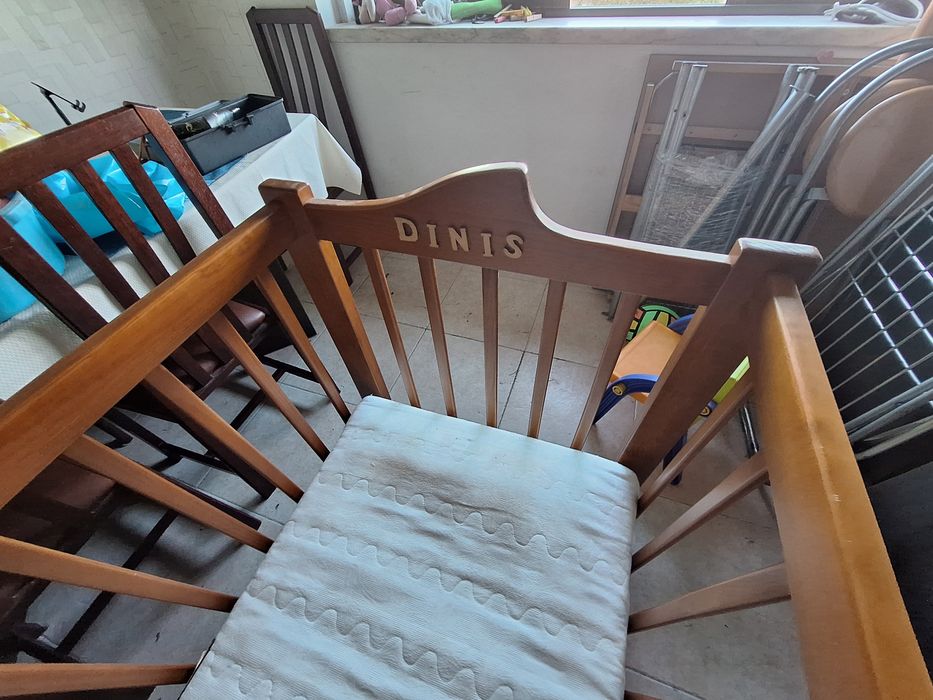 Cama de bebé em madeira