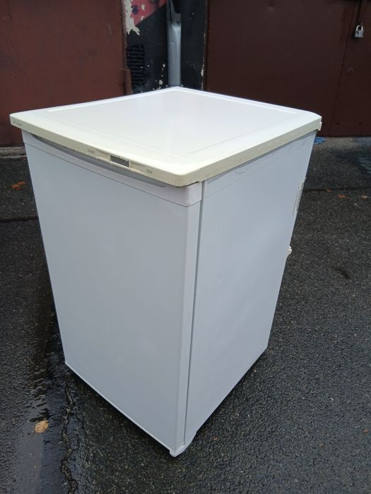 Mała lodówka z  zamrażalnikiem energooszczędna w bardzo dobrym stanie.