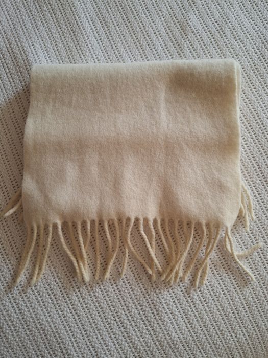 Два вовняні шарфи: рожевий та білий