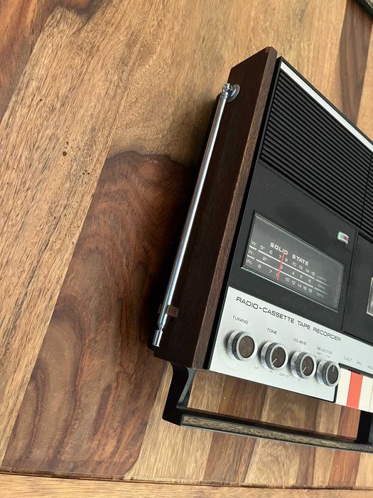Radio Cassete Vintage TAYA CTR‑500R (anos 70/80) – design retro