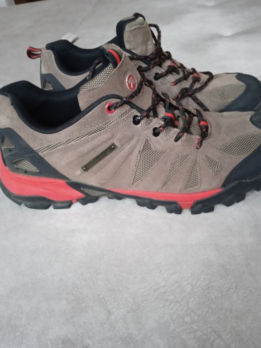 Продам мужские кроссовки б/у в отличном состоянии на 42 размер.