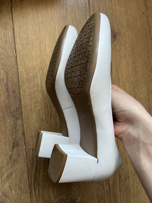 Святкові білі туфлі