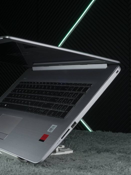 HP 470 G7 17.3" i7-10gen 8GB RAM 256GB SSD Radeon R7 M440