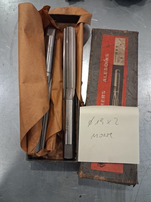 Rozwiertaki ręczne i stożek.