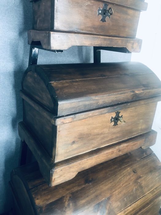 baús de madeira antigos de estilo rústico,