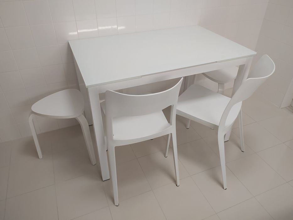 Conjunto de mesa, cadeiras e bancos de cozinha