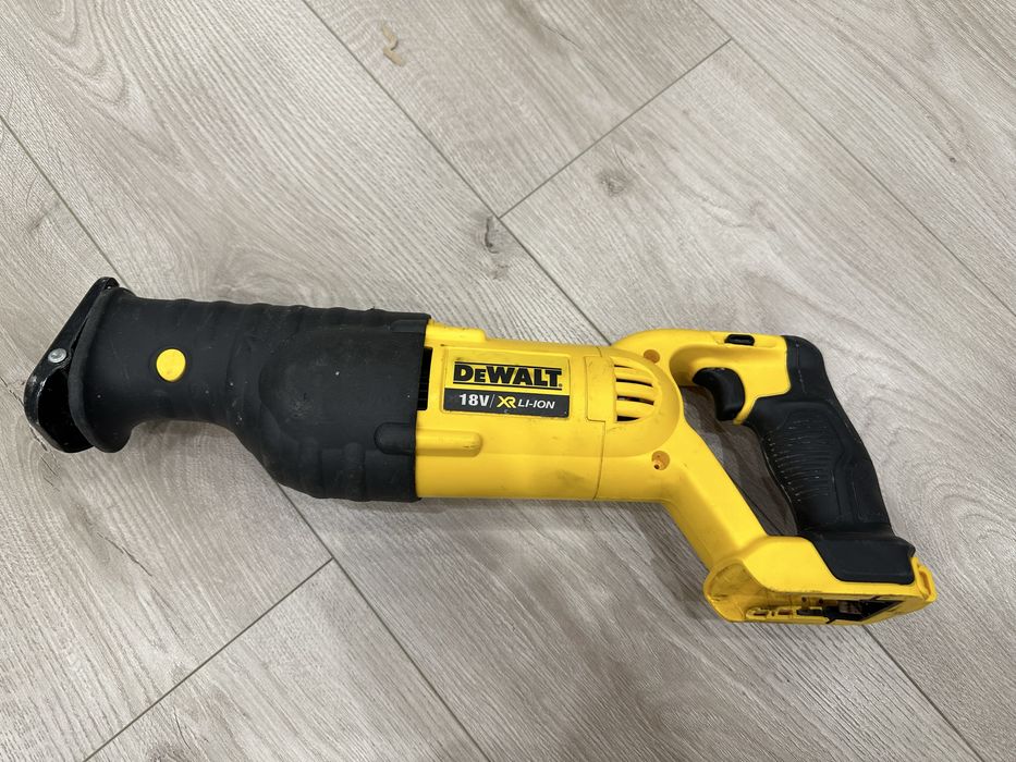 Сабельна пила Dewalt DCS 380