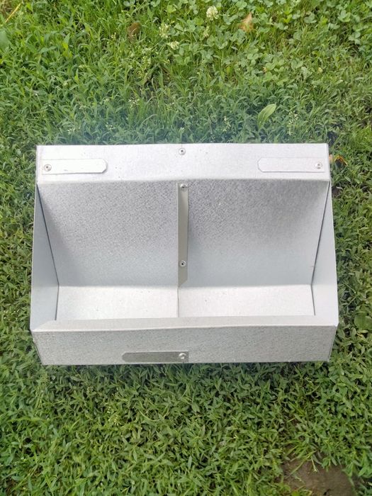 Бункерні годівнички для кролів.