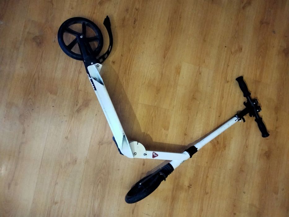 Самокат з заднім аморт.