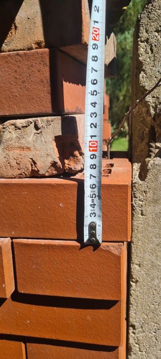 Cegły pozostałe po budowie komina