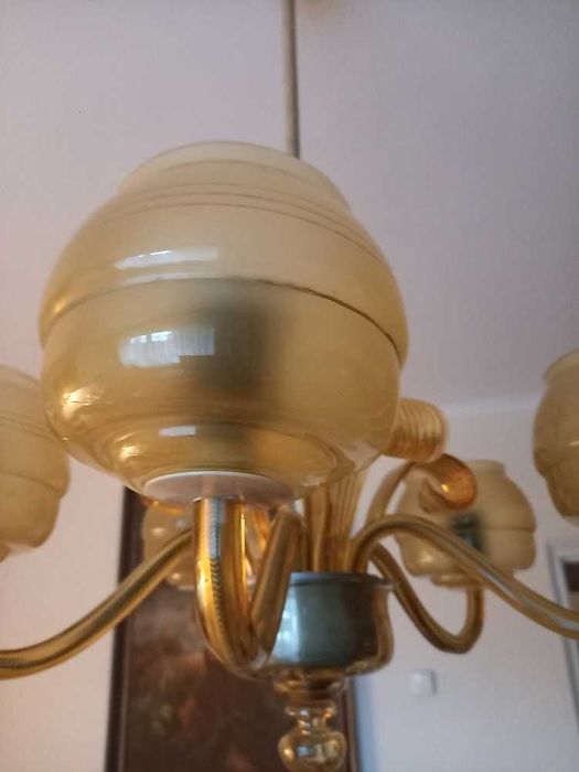 Piękny, szklany żyrandol w typie Murano z kloszami.