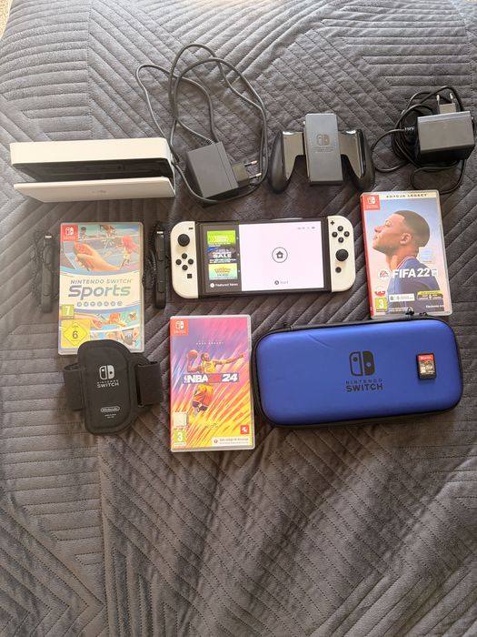 Nintendo Switch OLED 64 GB + 256 GB + 4 gry + etui + dodatkowa ładowarka