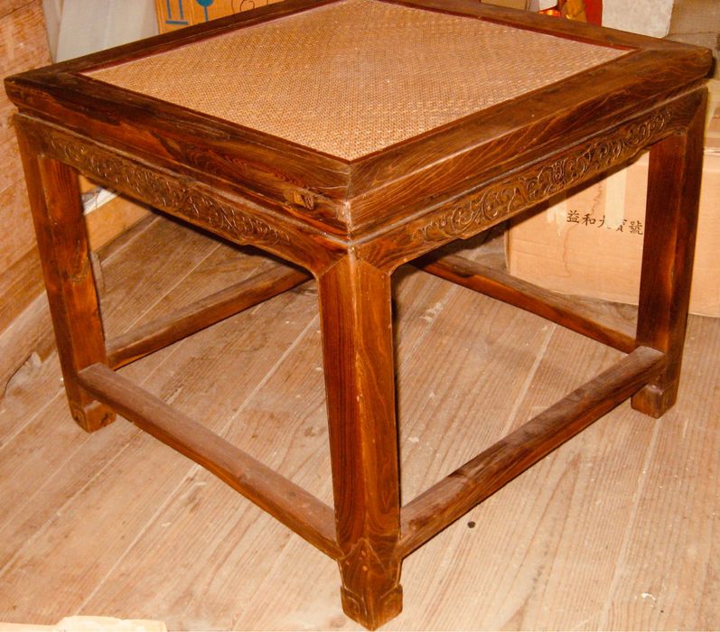 Banco Chines antigo com tampo em palhinha